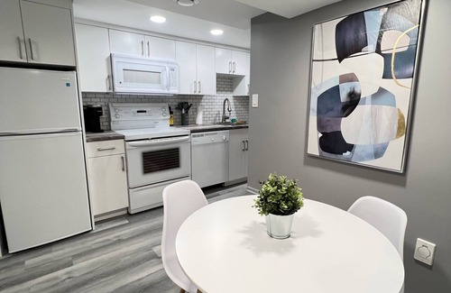 Kamloops Apartment | Cozy 2 Bedroom Double King Suite - Perfect for travelling workers