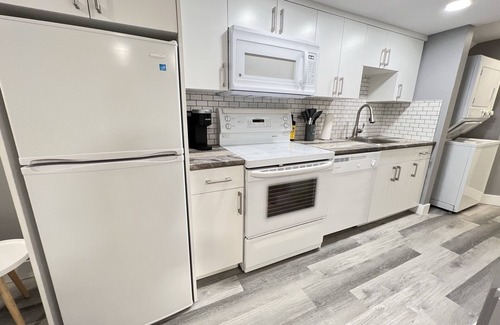 Kamloops Apartment | Cozy 2 Bedroom Double King Suite - Perfect for travelling workers