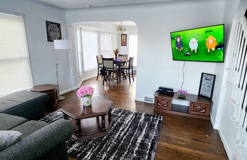Detroit House | Cozy 2 bedroom getaway