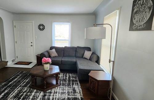 Detroit House | Cozy 2 bedroom getaway