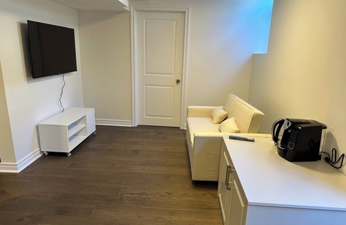 Ajax House | Cozy 2 Bedroom Guest Suite: 4 Guests, 2 Beds, 1 Bath