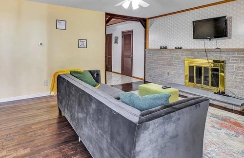 Stratford House | Cozy 2 bedroom home with free parking on premises.