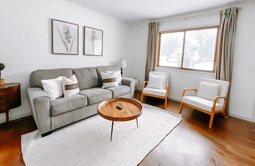 Grass Lake House | Cozy 2 Bedroom Home | Walking Distance to Downtown
