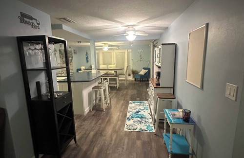 Marthas Vineyard House | Cozy 2-bedroom house on the canal in charming Port Richey with AC, & WiFi.