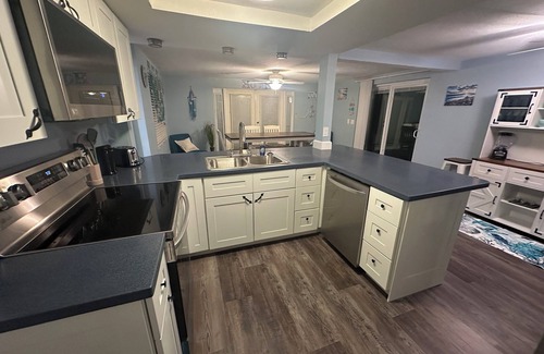 Marthas Vineyard House | Cozy 2-bedroom house on the canal in charming Port Richey with AC, & WiFi.