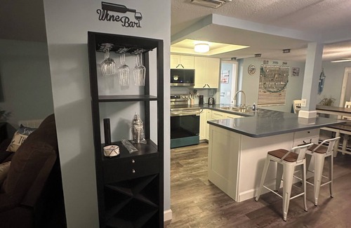 Marthas Vineyard House | Cozy 2-bedroom house on the canal in charming Port Richey with AC, & WiFi.
