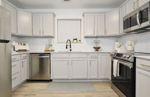 Sherman House | Cozy 2-bedroom house in Sherman with Smart TVs, Kitchen, Fireplace & WiFi