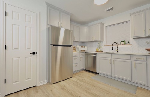 Sherman House | Cozy 2-bedroom house in Sherman with Smart TVs, Kitchen, Fireplace & WiFi