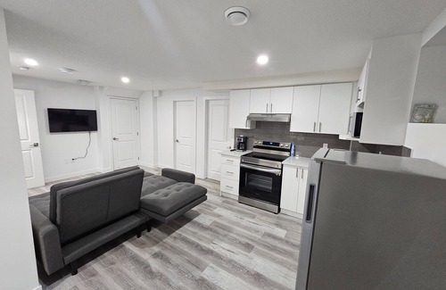 Cochrane House | Cozy 2-bedroom house with WiFi and AC in charming Cochrane