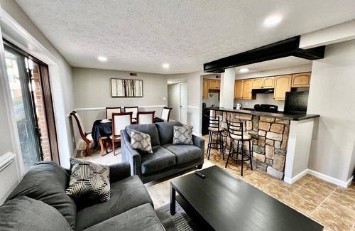 Mount Vernon Apartment | Cozy 2 Bedroom in Alexandria, VA