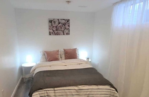 Barrie House | Cozy 2-bedroom lower unit!