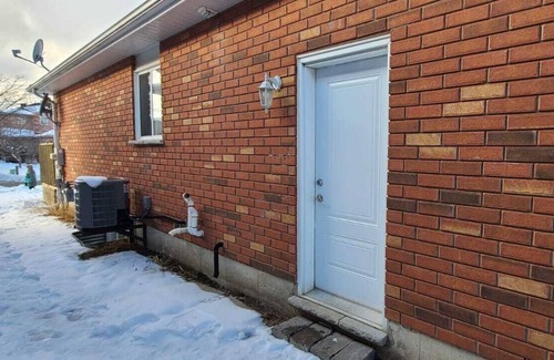 Barrie House | Cozy 2-bedroom lower unit!