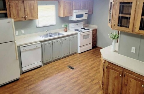 Leesville House | Cozy 2-bedroom mobile home near work and play