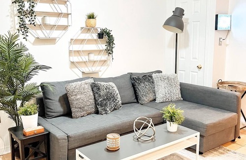 East Credit Apartment | Cozy 2 Bedroom Retreat in Heartland