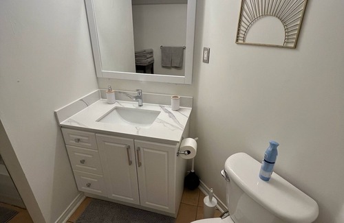East Credit Apartment | Cozy 2 Bedroom Retreat in Heartland