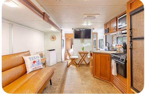 Hudson Bend House | Cozy 2-bedroom RV in fantastic Austin with fitness room, AC