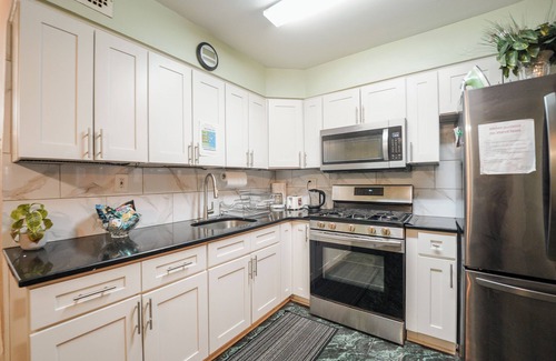 Canarsie Apartment | Cozy 2-bedroom split level with WiFi, AC & close to everything-Brooklyn