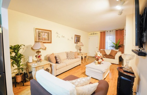 Canarsie Apartment | Cozy 2-bedroom split level with WiFi, AC & close to everything-Brooklyn