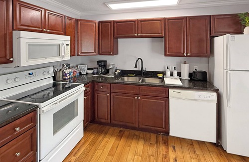Guntersville House | Cozy 2 Bedroom Townhouse Near Lake and Restaurants