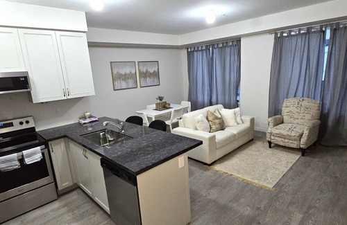 Pickering House | Cozy 2-bedroom Townhouse with a rooftop patio. nHome away from home!