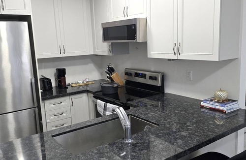 Pickering House | Cozy 2-bedroom Townhouse with a rooftop patio. nHome away from home!