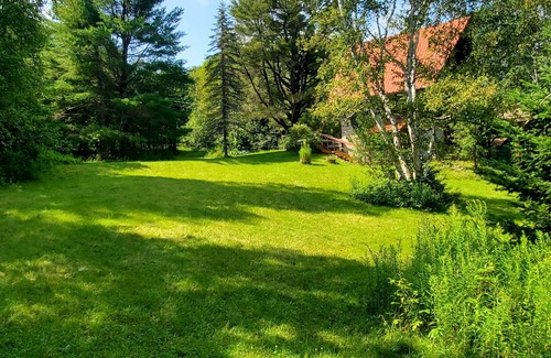 Mont-Tremblant Apartment | Cozy 2 bedroom with fireplace and small swimmable lake 15 min from Mt Tremblant