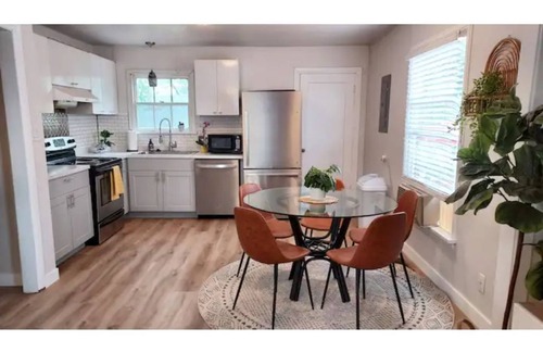 Vernal House | Cozy 2 Bedroom with Mid-Century & Farmhouse Vibes