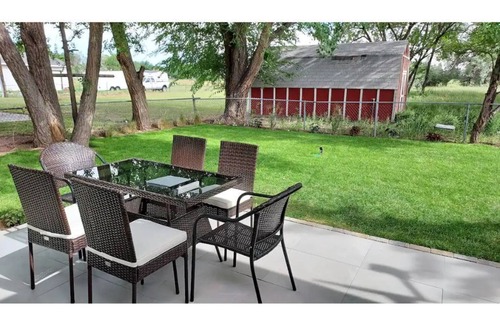 Vernal House | Cozy 2 Bedroom with Mid-Century & Farmhouse Vibes
