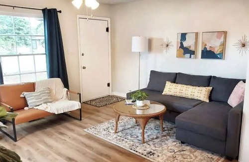 Vernal House | Cozy 2 Bedroom with Mid-Century & Farmhouse Vibes