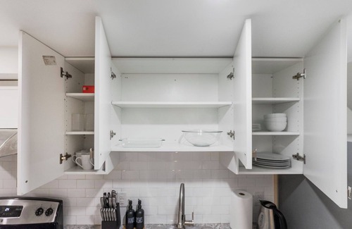 The Peanut Apartment | Cozy 2 BR Bsmt Apt | Free Parking, Mins to Senaca