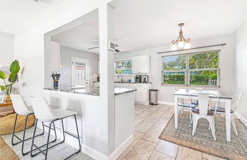 Palm Harbor House | Cozy 2 BR Home, walking distance to Crystal Beach/Park - Quaint Family Getaway!