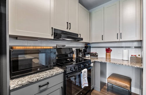 Lewisville Apartment | Cozy 2 BR king bed, lux pool DFW
