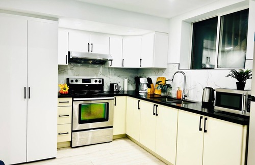 Central Erin Mills Apartment | Cozy 2 BR suite close to Airport,Crdt V hosptl in a hilly setting in Mississauga