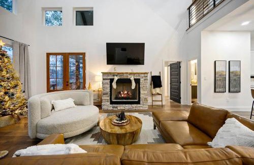 Broken Bow House | Cozy, 2 King Suites, Game Deck, Hot Tub, Firepit, Save In Taxes