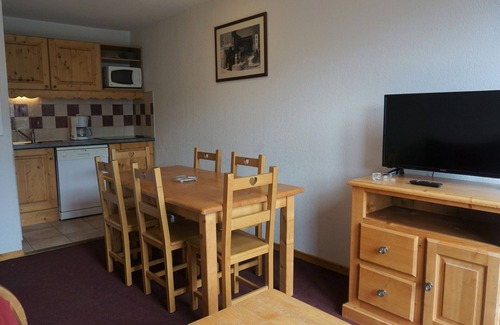 Orcieres-Merlette Apartment | Cozy 2-Room Cabin for 6 with Free WiFi, Parking, and Balcony - Close to Slopes and Shuttle