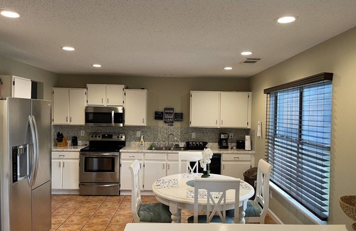 Converse House | Cozy 2 Story with Hot-Tub!