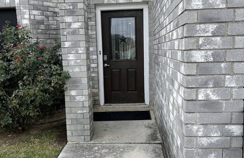 Converse House | Cozy 2 Story with Hot-Tub!