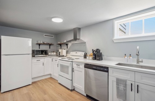 SeaTac House | Cozy 2B1B home 5 min to airport with AC, Game Room, WiFi, Parking