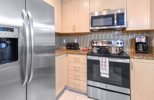 Sun Bay South Condo | ⭐️ Cozy 2BD/2BA⭐️Pool🏊🏻‍♂️Gym🏋🏻‍♀️Work Space⭐️SmartTV