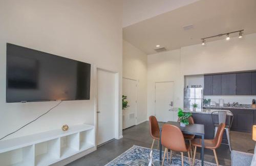 Evans Churchill Apartment | Cozy 2BD - Central DT - Gym, Pool, Parking - Sleep 8