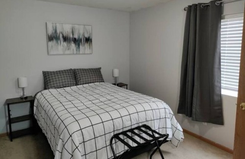 Quad Cities Condo | Cozy 2bd condo with Fireplace in Davenport, IA