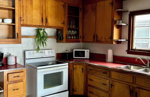 Downtown Niagara Falls House | Cozy 2BD Vintage Home with Parking | 8 min to Niagara falls| Hot Shower, 65” TV