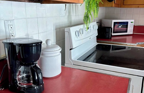 Downtown Niagara Falls House | Cozy 2BD Vintage Home with Parking | 8 min to Niagara falls| Hot Shower, 65” TV