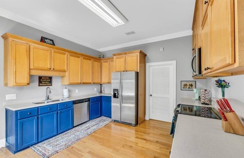 Darien Apartment | Cozy 2bed, 2bath loft in downtown Darien, GA! Enjoy a master room with a balcony view of the river.