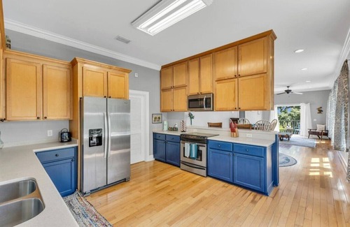 Darien Apartment | Cozy 2bed, 2bath loft in downtown Darien, GA! Enjoy a master room with a balcony view of the river.