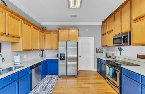 Darien Apartment | Cozy 2bed, 2bath loft in downtown Darien, GA! Enjoy a master room with a balcony view of the river.
