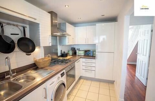 Slough House | Cozy 2Bed Nr Heathrow & Windsor wParking | Sleep 6