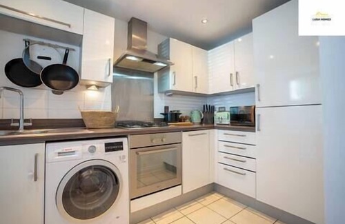 Slough House | Cozy 2Bed Nr Heathrow & Windsor wParking | Sleep 6