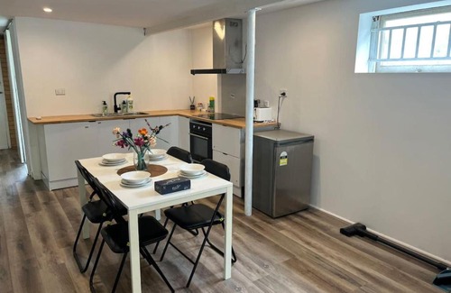 Indooroopilly House | Cozy 2Beds Studio witch Kitchen Laundry near Zoo and Mall
