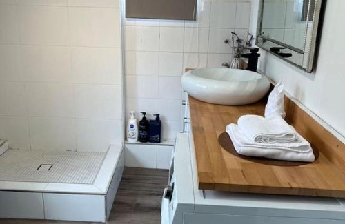 Indooroopilly House | Cozy 2Beds Studio witch Kitchen Laundry near Zoo and Mall
